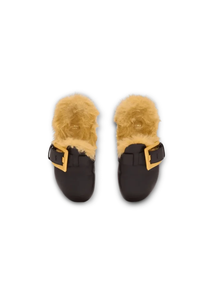 Flache Mules aus Leder und Kunstfell Flache Mules aus Leder und Kunstfell