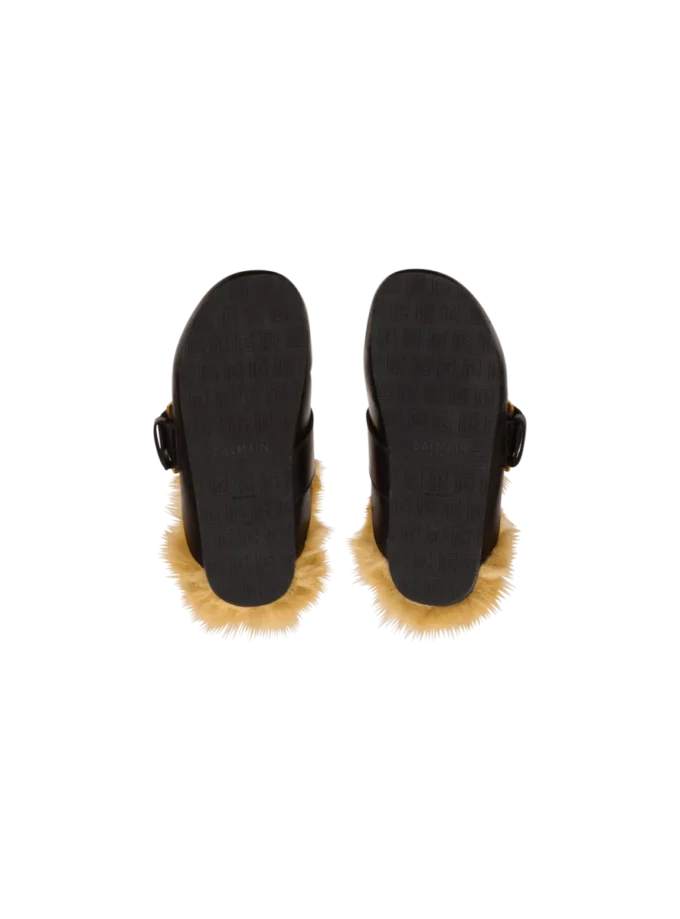 Flache Mules aus Leder und Kunstfell Flache Mules aus Leder und Kunstfell