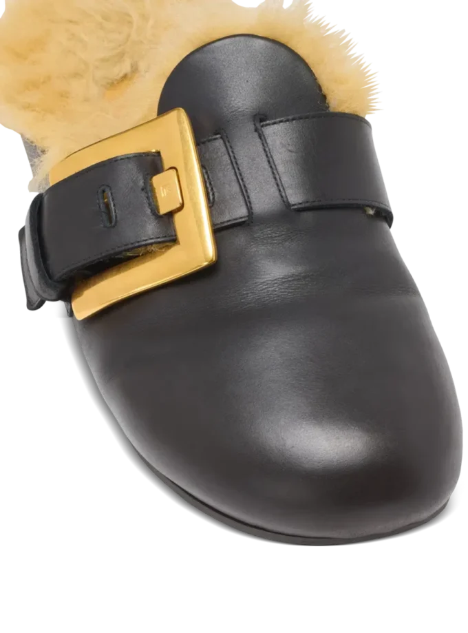 Flache Mules aus Leder und Kunstfell Flache Mules aus Leder und Kunstfell