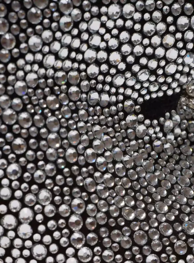 Mules aus Wildleder und Strass mit Piercing vorne