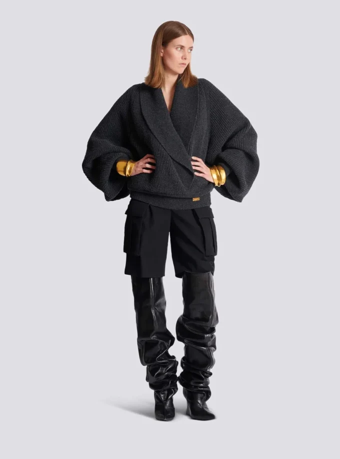 Oversized-Strickpullover mit Wickelausschnitt
