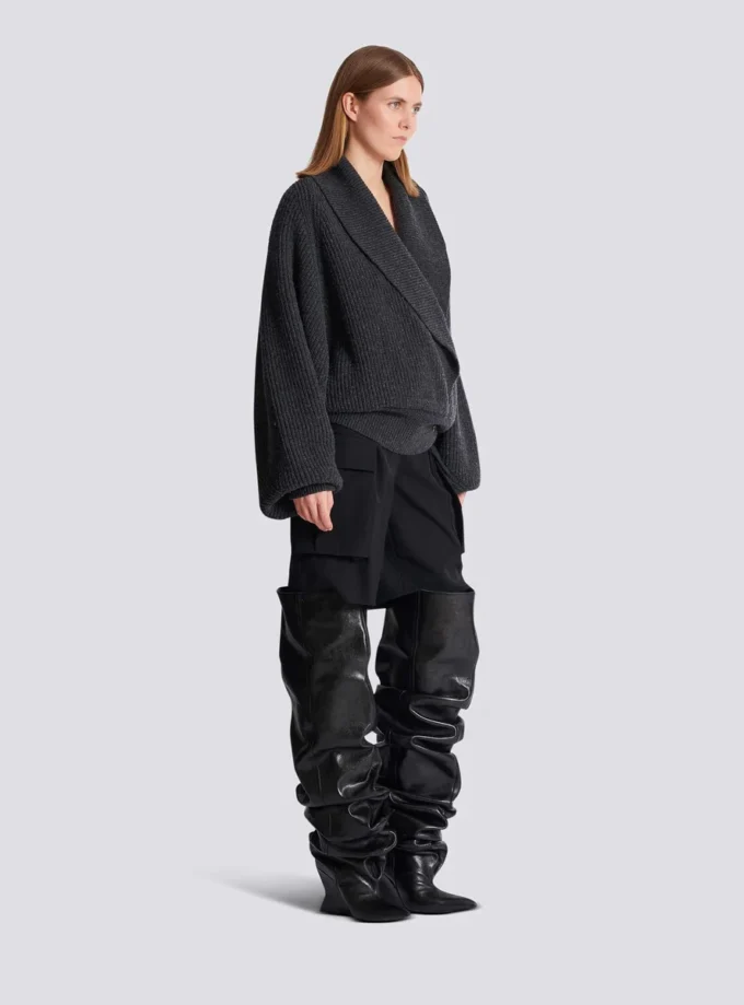 Oversized-Strickpullover mit Wickelausschnitt