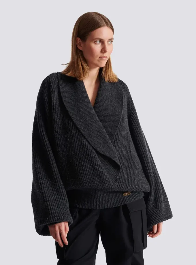 Oversized-Strickpullover mit Wickelausschnitt