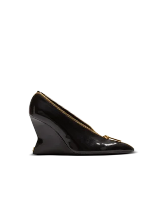 Pumps mit Keilabsatz und Reißverschluss aus Lackleder