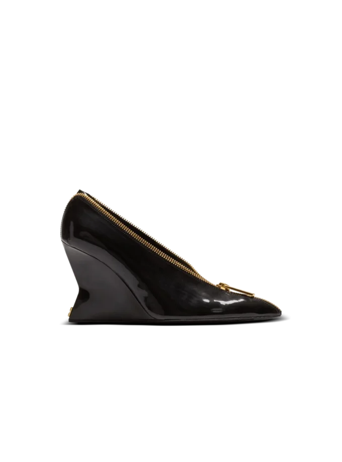 Pumps mit Keilabsatz und Reißverschluss aus Lackleder Pumps mit Keilabsatz und Reißverschluss aus Lackleder