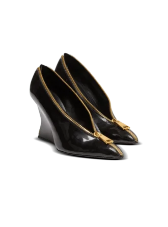 Pumps mit Keilabsatz und Reißverschluss aus Lackleder