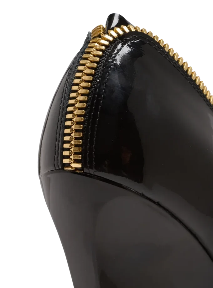Pumps mit Keilabsatz und Reißverschluss aus Lackleder Pumps mit Keilabsatz und Reißverschluss aus Lackleder