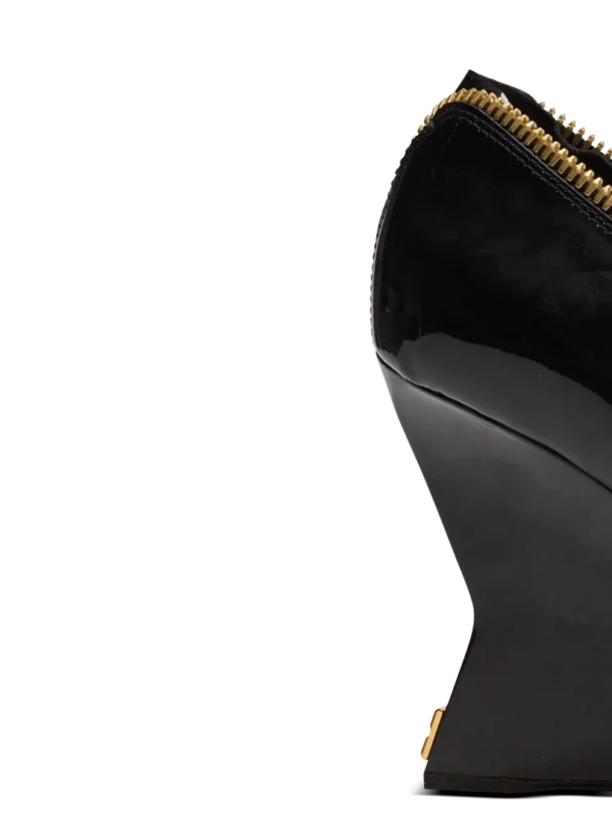 Pumps mit Keilabsatz und Reißverschluss aus Lackleder Pumps mit Keilabsatz und Reißverschluss aus Lackleder