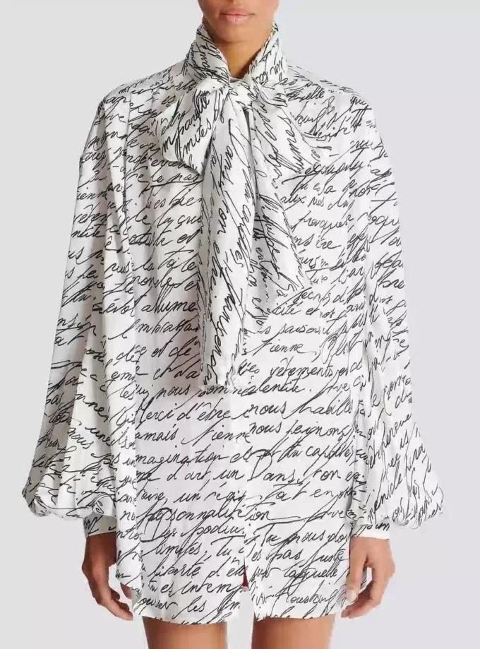 Pussy-Bow-Bluse mit „Love Letter“-Print