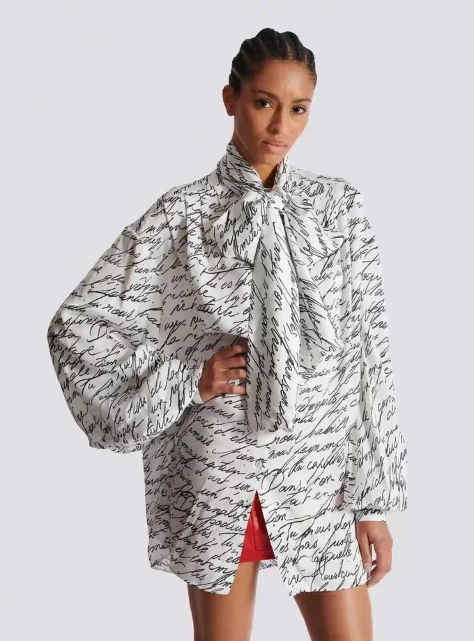 Pussy-Bow-Bluse mit „Love Letter“-Print