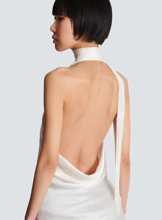Rückenfreies Satin-Oberteil mit Fransen Rückenfreies Satin-Oberteil mit Fransen