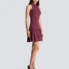 Ärmelloses, ausgestelltes Kleid aus durchbrochenem Strick Ärmelloses, ausgestelltes Kleid aus durchbrochenem Strick