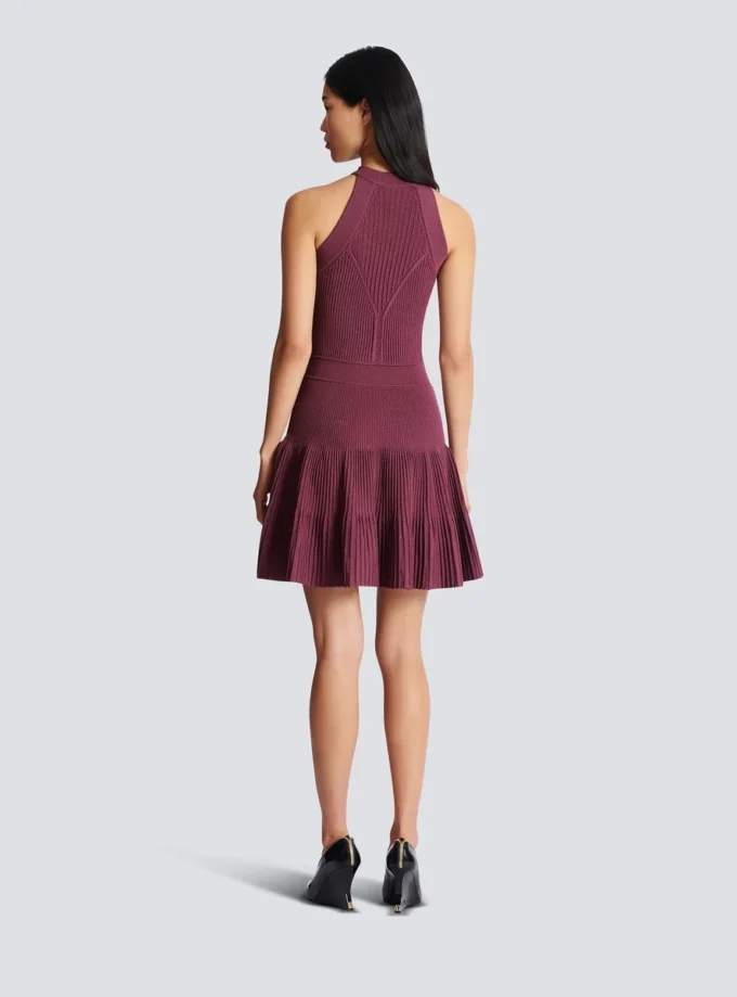 Ärmelloses, ausgestelltes Kleid aus durchbrochenem Strick Ärmelloses, ausgestelltes Kleid aus durchbrochenem Strick