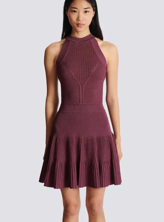 Ärmelloses, ausgestelltes Kleid aus durchbrochenem Strick Ärmelloses, ausgestelltes Kleid aus durchbrochenem Strick