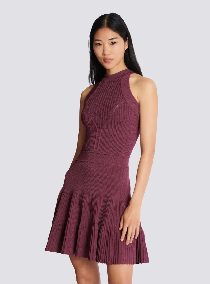 Ärmelloses, ausgestelltes Kleid aus durchbrochenem Strick Ärmelloses, ausgestelltes Kleid aus durchbrochenem Strick