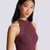 Ärmelloses, ausgestelltes Kleid aus durchbrochenem Strick Ärmelloses, ausgestelltes Kleid aus durchbrochenem Strick