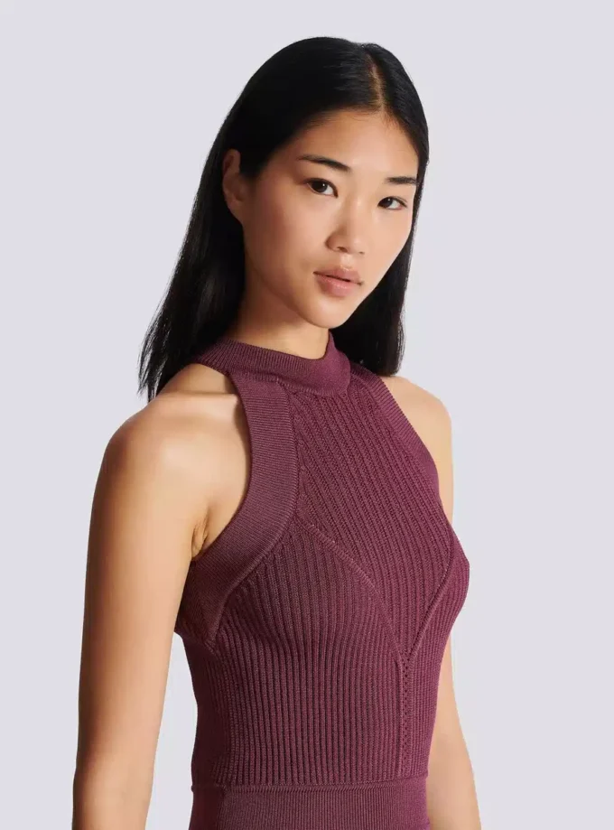 Ärmelloses, ausgestelltes Kleid aus durchbrochenem Strick Ärmelloses, ausgestelltes Kleid aus durchbrochenem Strick
