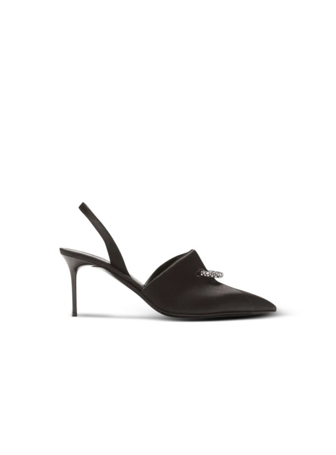 Satin-Slingbacks mit Piercing