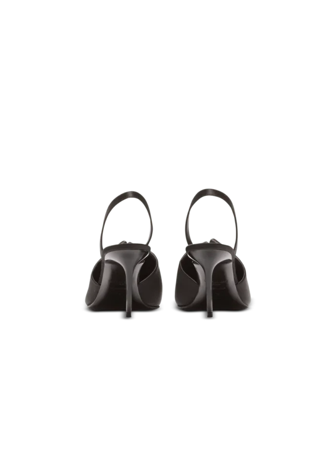 Satin-Slingbacks mit Piercing