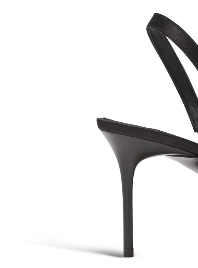Satin-Slingbacks mit Piercing