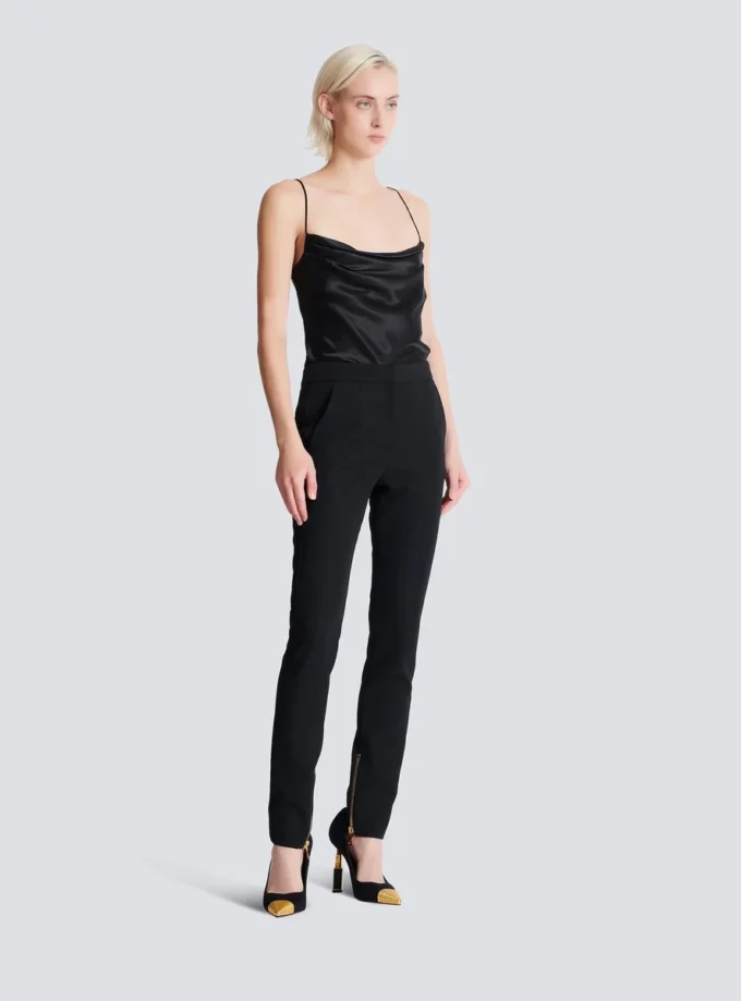 Schmal geschnittene Hose mit Reißverschluss aus Grain de Poudre Schmal geschnittene Hose mit Reißverschluss aus Grain de Poudre