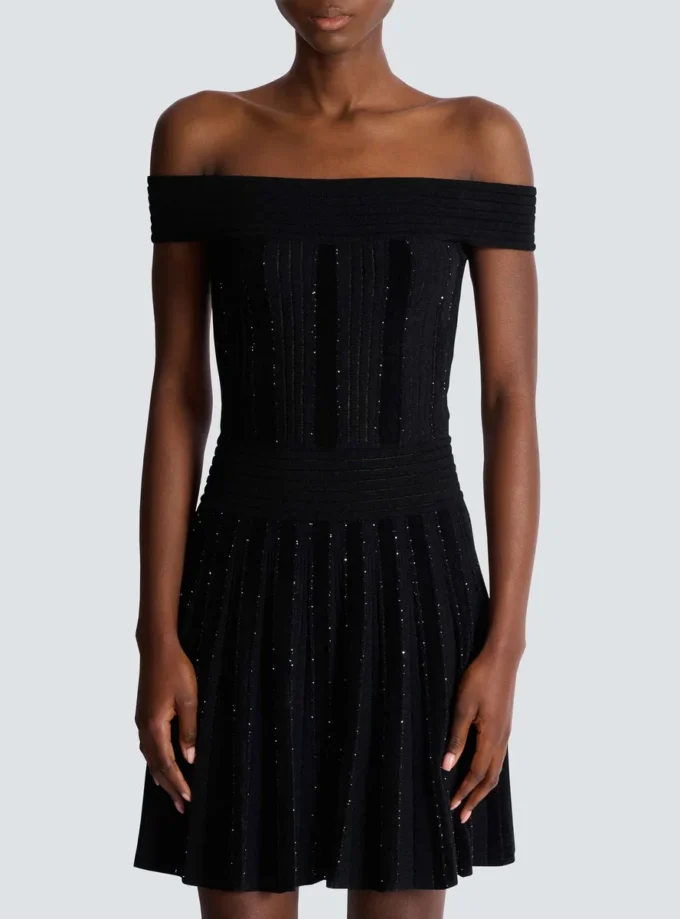 Schulterfreies Glitzer-Strickkleid Schulterfreies Glitzer-Strickkleid