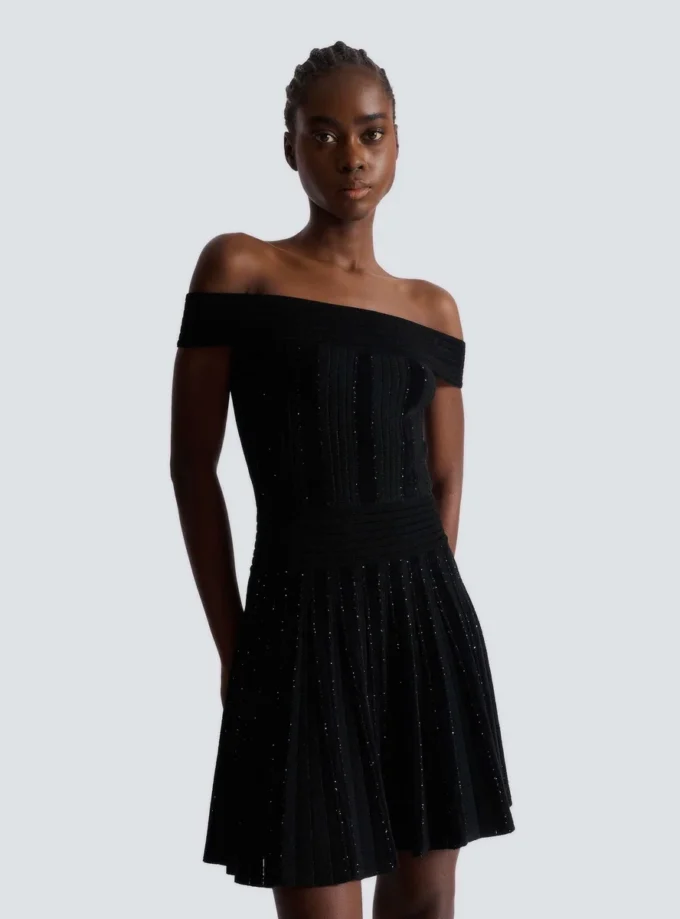 Schulterfreies Glitzer-Strickkleid Schulterfreies Glitzer-Strickkleid