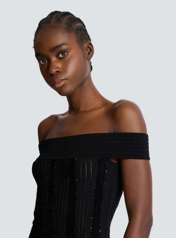 Schulterfreies Glitzer-Strickkleid Schulterfreies Glitzer-Strickkleid