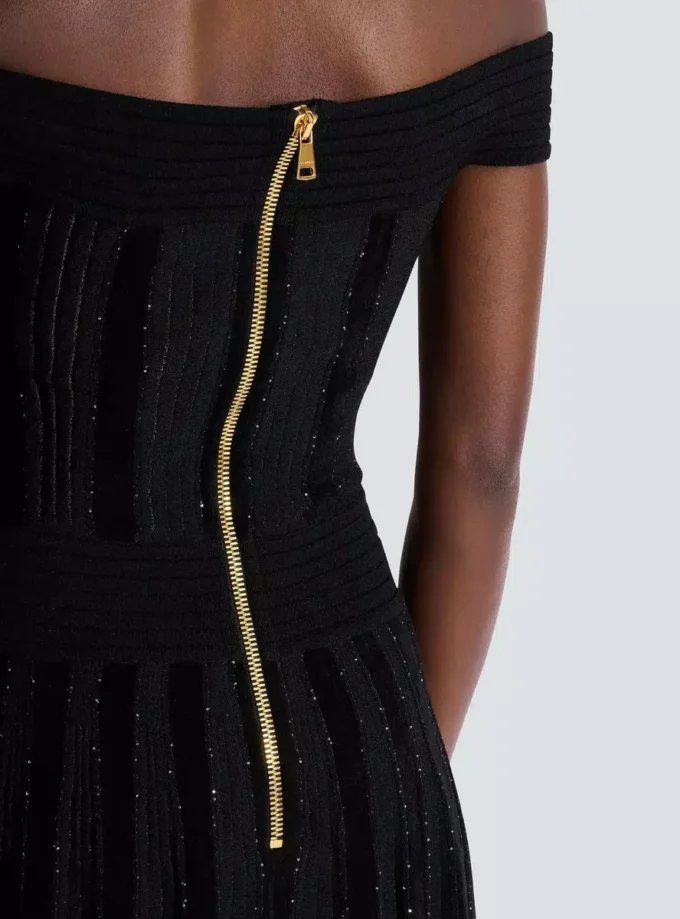 Schulterfreies Glitzer-Strickkleid Schulterfreies Glitzer-Strickkleid