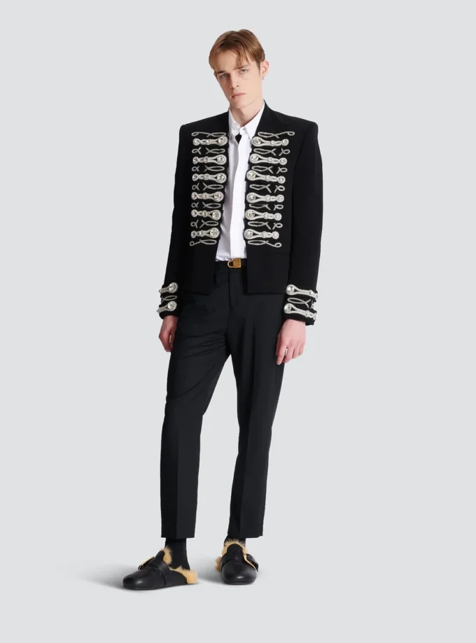 Spencerjacke aus Krepp mit gesticktem Frogging
