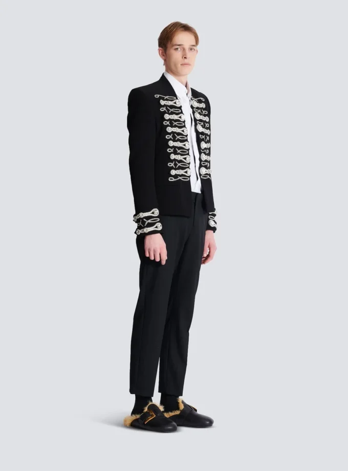 Spencerjacke aus Krepp mit gesticktem Frogging