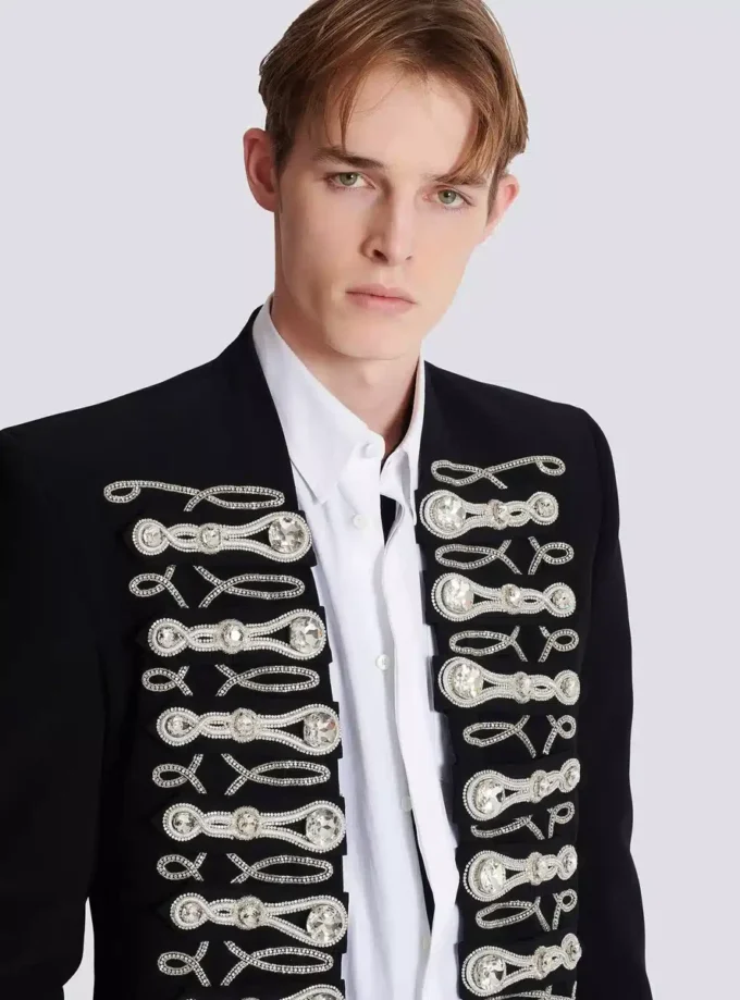 Spencerjacke aus Krepp mit gesticktem Frogging