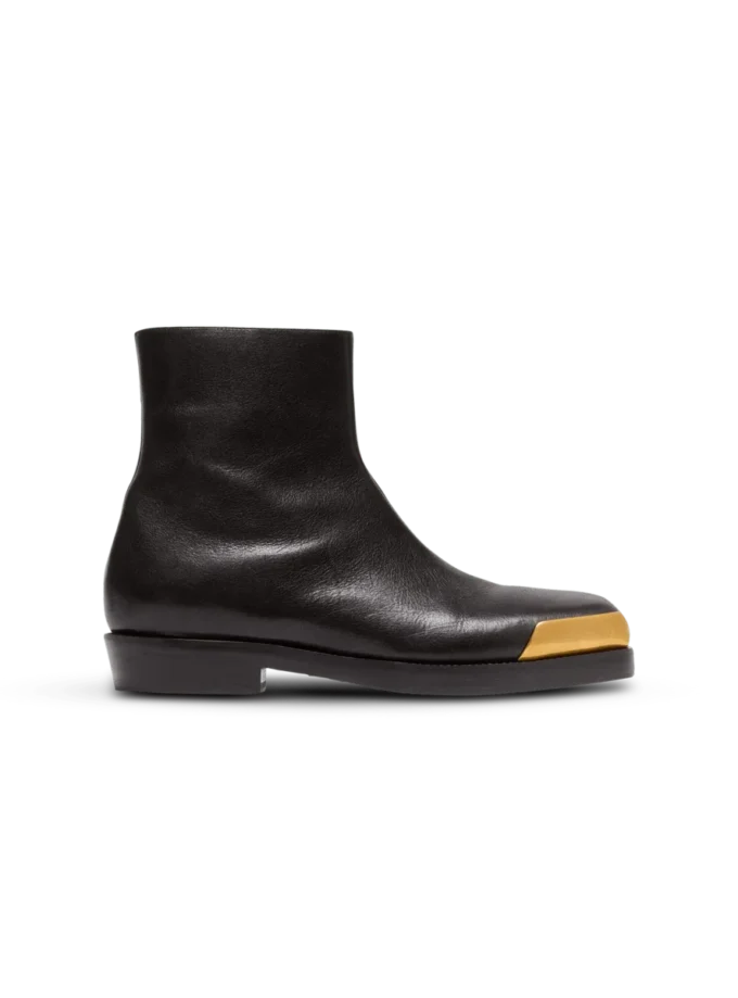 Stiefel mit eckiger Spitze aus strukturiertem Leder Stiefel mit eckiger Spitze aus strukturiertem Leder