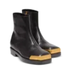 Stiefel mit eckiger Spitze aus strukturiertem Leder Stiefel mit eckiger Spitze aus strukturiertem Leder