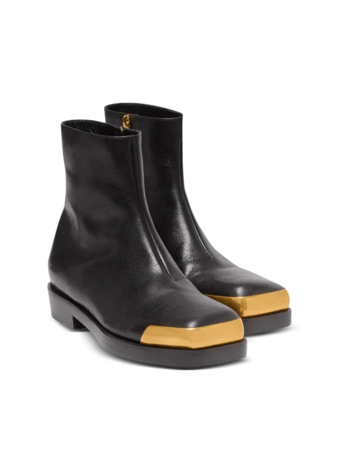 Stiefel mit eckiger Spitze aus strukturiertem Leder Stiefel mit eckiger Spitze aus strukturiertem Leder