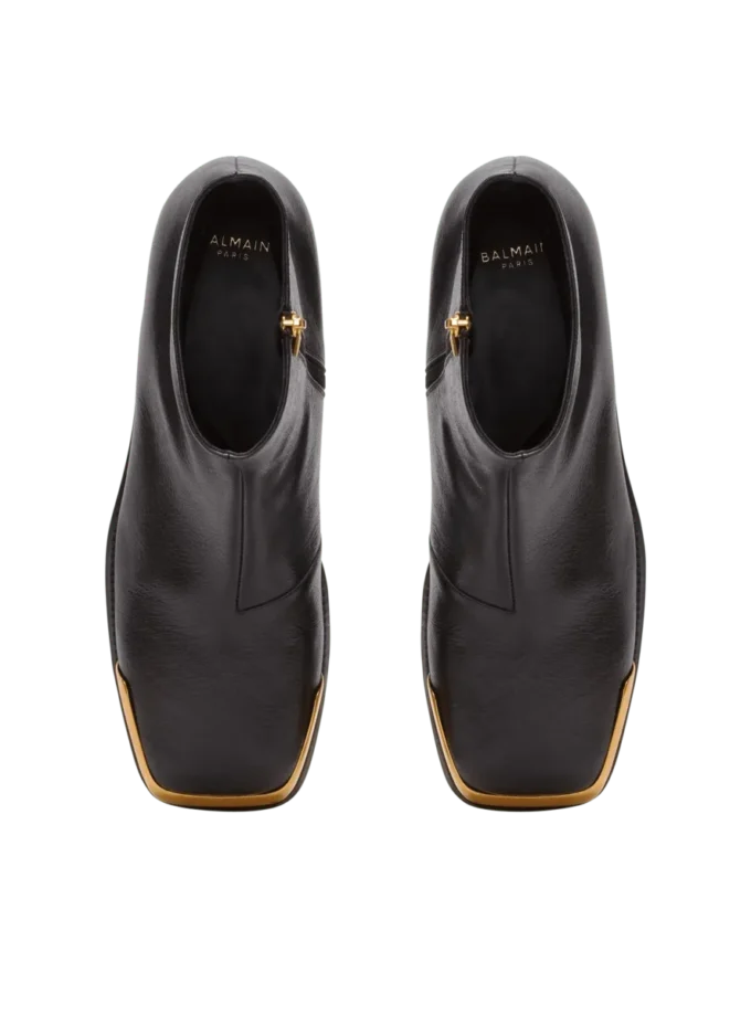 Stiefel mit eckiger Spitze aus strukturiertem Leder Stiefel mit eckiger Spitze aus strukturiertem Leder