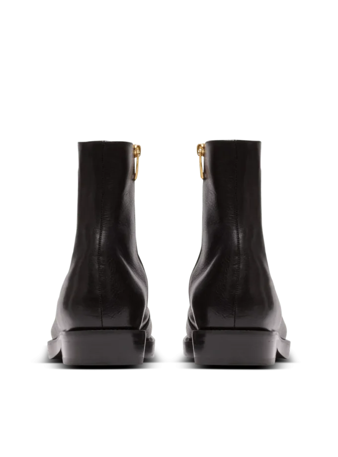 Stiefel mit eckiger Spitze aus strukturiertem Leder Stiefel mit eckiger Spitze aus strukturiertem Leder