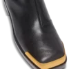 Stiefel mit eckiger Spitze aus strukturiertem Leder Stiefel mit eckiger Spitze aus strukturiertem Leder