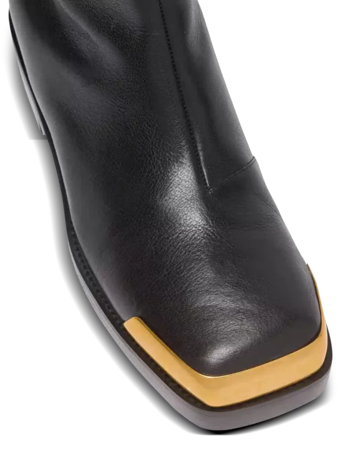 Stiefel mit eckiger Spitze aus strukturiertem Leder Stiefel mit eckiger Spitze aus strukturiertem Leder