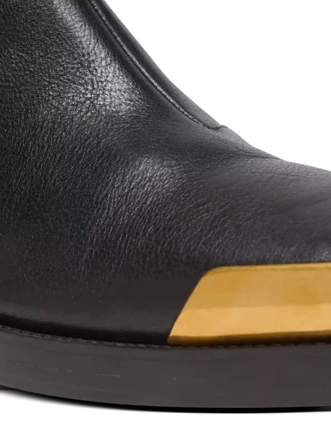 Stiefel mit eckiger Spitze aus strukturiertem Leder Stiefel mit eckiger Spitze aus strukturiertem Leder