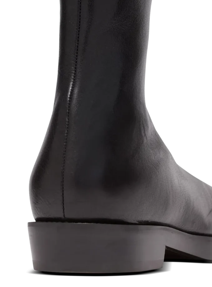 Stiefel mit eckiger Spitze aus strukturiertem Leder Stiefel mit eckiger Spitze aus strukturiertem Leder
