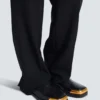 Stiefel mit eckiger Spitze aus strukturiertem Leder Stiefel mit eckiger Spitze aus strukturiertem Leder