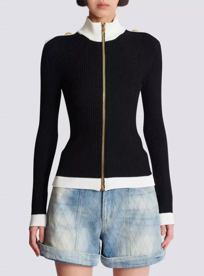Strickjacke mit hohem Kragen und Reißverschluss Strickjacke mit hohem Kragen und Reißverschluss