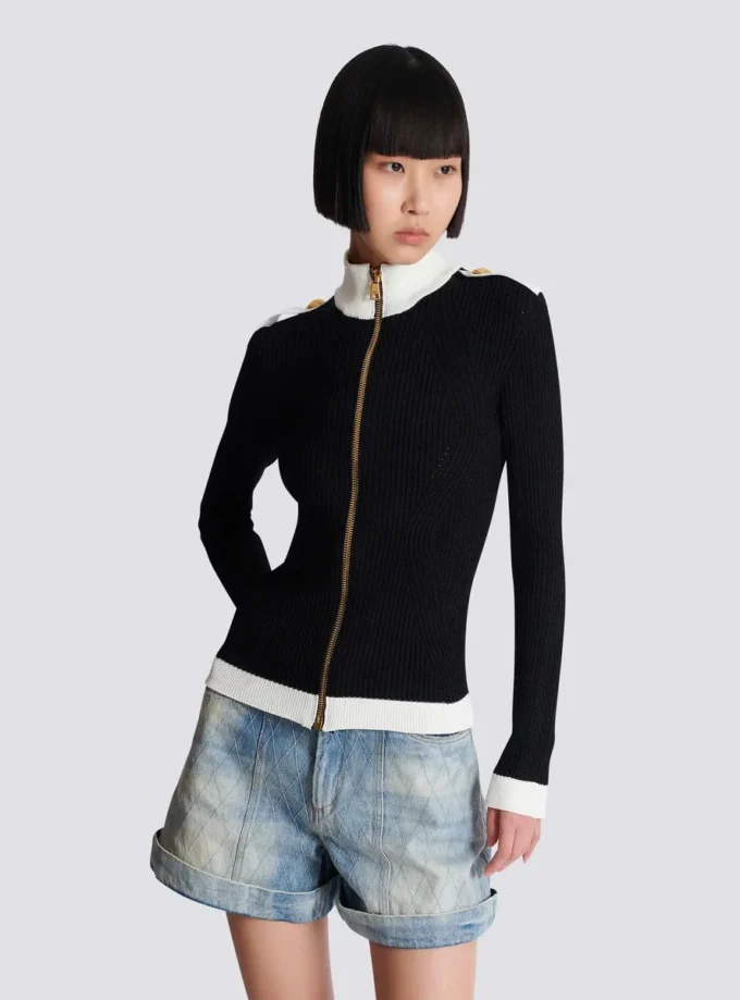 Strickjacke mit hohem Kragen und Reißverschluss Strickjacke mit hohem Kragen und Reißverschluss