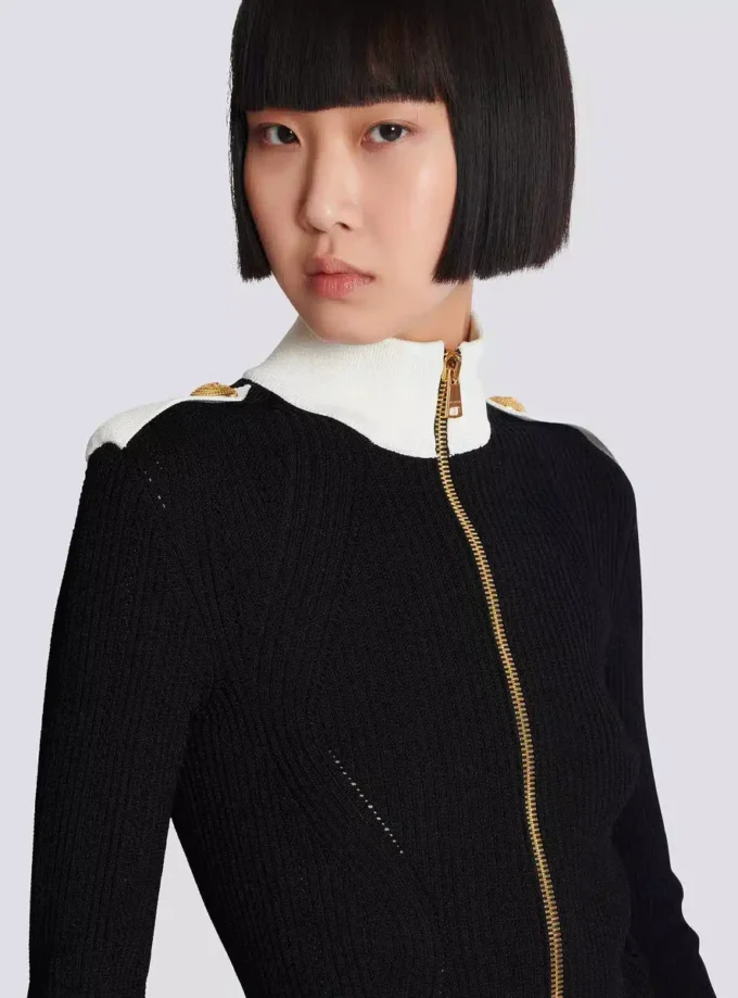 Strickjacke mit hohem Kragen und Reißverschluss Strickjacke mit hohem Kragen und Reißverschluss