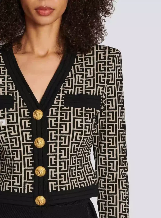 Strickjacke mit Monogramm Strickjacke mit Monogramm