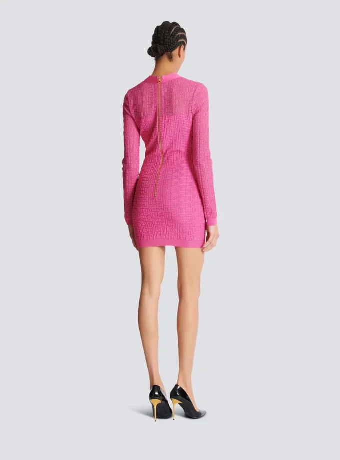 Strickkleid mit Monogramm Strickkleid mit Monogramm