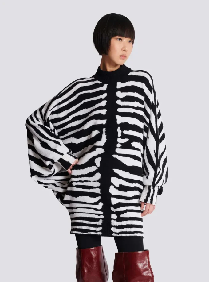 Strickkleid mit Zebra-Intarsien Strickkleid mit Zebra-Intarsien