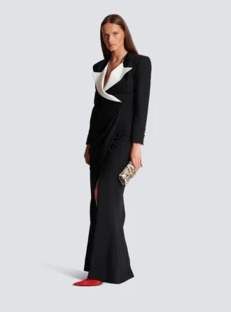 Strukturiertes langes Kleid aus Crêpe Strukturiertes langes Kleid aus Crêpe