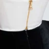Strukturiertes, trägerloses Kleid aus zwei Stoffen Strukturiertes, trägerloses Kleid aus zwei Stoffen